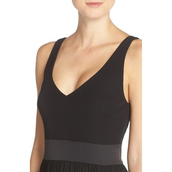 Vera Wang Deep V-Neck Jersey Gown Dress Black Size 8 NEW - Picture 2 of 4